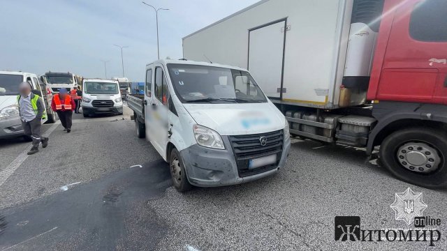  На автотрасі в Житомирській області зіштовхнулись три автівки. ФОТО