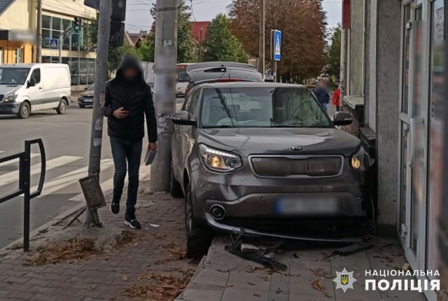 Біля Сінного ринку в Житомирі водійка на KIA врізалась в Honda, виїхала на тротуар та збила жінку. ФОТО