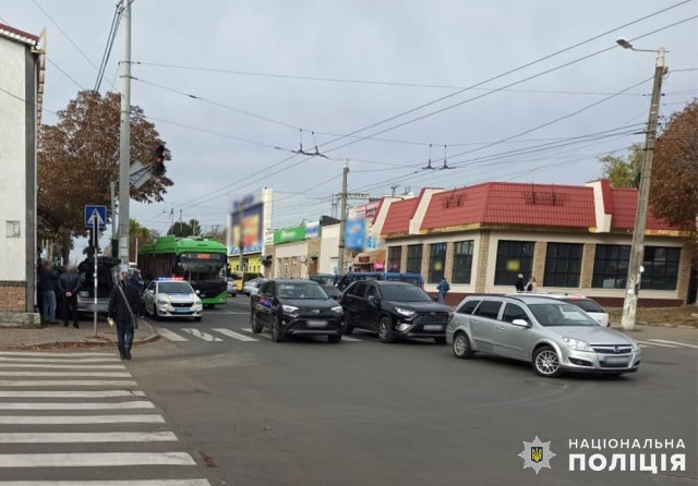 Біля Сінного ринку в Житомирі водійка на KIA врізалась в Honda, виїхала на тротуар та збила жінку. ФОТО