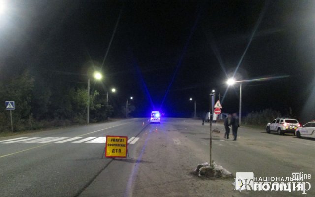 На трасі у Житомирської області Renault збив 50-річного пішохода: чоловік помер у «швидкій». ФОТО