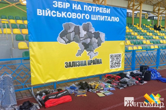Житомирська триатлоністка Юлія Єлістратова спільго ГО «Залізна Країна» передали футбольне обладнання для тренувань СДЮСШОР