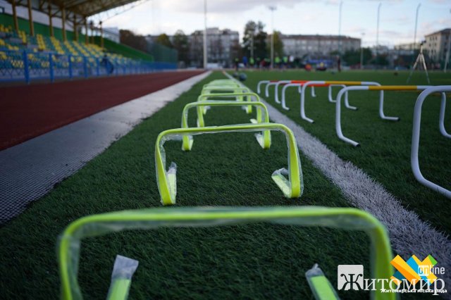 Житомирська триатлоністка Юлія Єлістратова спільго ГО «Залізна Країна» передали футбольне обладнання для тренувань СДЮСШОР