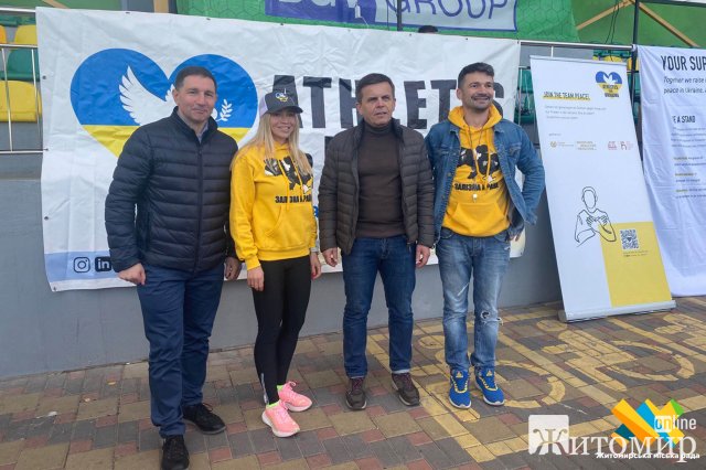 Житомирська триатлоністка Юлія Єлістратова спільго ГО «Залізна Країна» передали футбольне обладнання для тренувань СДЮСШОР