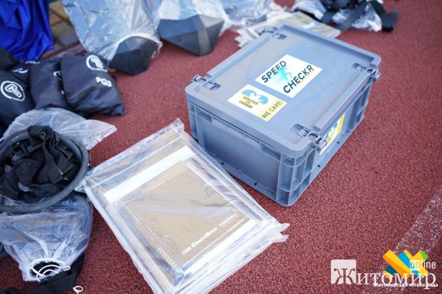 Житомирська триатлоністка Юлія Єлістратова спільго ГО «Залізна Країна» передали футбольне обладнання для тренувань СДЮСШОР