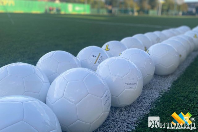 Житомирська триатлоністка Юлія Єлістратова спільго ГО «Залізна Країна» передали футбольне обладнання для тренувань СДЮСШОР