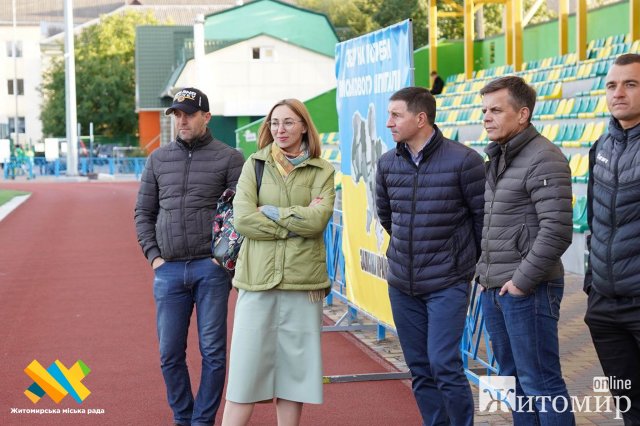 Житомирська триатлоністка Юлія Єлістратова спільго ГО «Залізна Країна» передали футбольне обладнання для тренувань СДЮСШОР