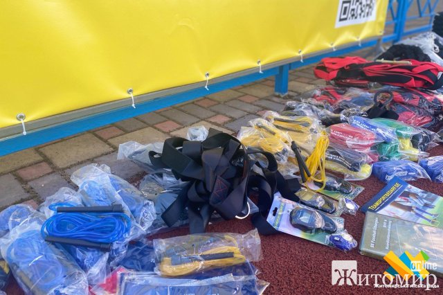 Житомирська триатлоністка Юлія Єлістратова спільго ГО «Залізна Країна» передали футбольне обладнання для тренувань СДЮСШОР