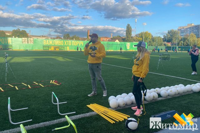 Житомирська триатлоністка Юлія Єлістратова спільго ГО «Залізна Країна» передали футбольне обладнання для тренувань СДЮСШОР