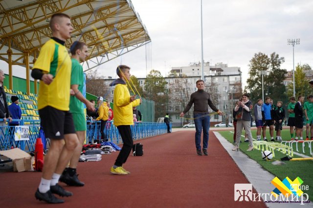 Житомирська триатлоністка Юлія Єлістратова спільго ГО «Залізна Країна» передали футбольне обладнання для тренувань СДЮСШОР