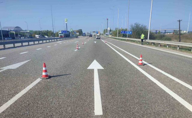 На трасі Київ-Чоп у Житомирській області латають дорогу. ФОТО