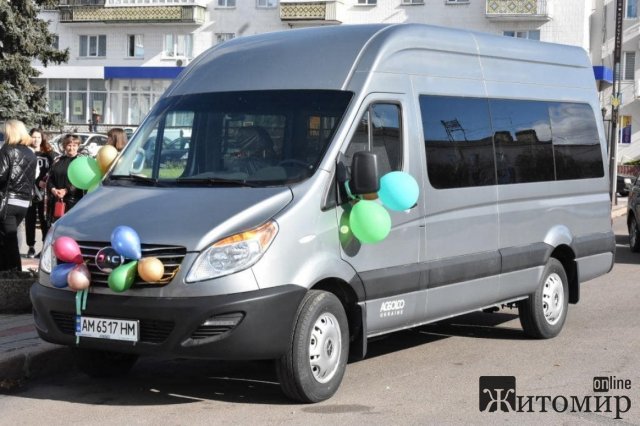 Одному з ліцеїв Коростенської громади передали мікроавтобус за 1,7 млн грн. ФОТО