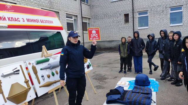 Рятувальники навчали школярів Левківського ліцею, як не потрапляти у небезпеку. ФОТО