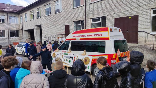 Рятувальники навчали школярів Левківського ліцею, як не потрапляти у небезпеку. ФОТО
