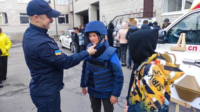 Рятувальники навчали школярів Левківського ліцею, як не потрапляти у небезпеку. ФОТО