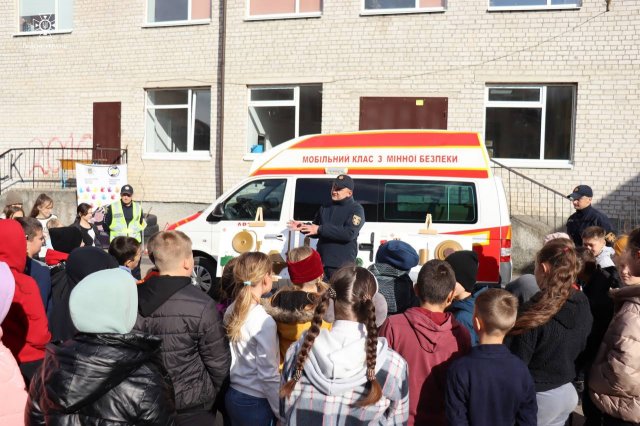 Рятувальники навчали школярів Левківського ліцею, як не потрапляти у небезпеку. ФОТО