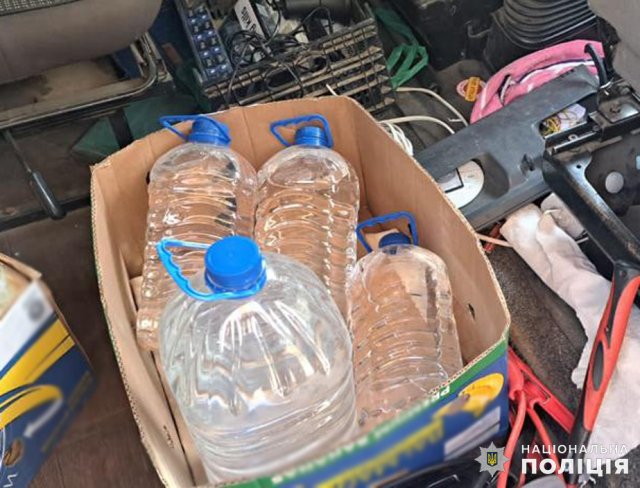 В автомобілі на Житомирщині поліцейські виявили понад 1 000 пачок цигарок без акцизу та більше 40 літрів алкоголю