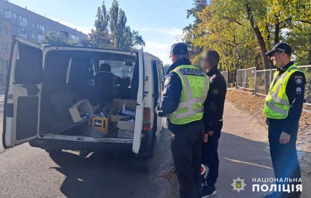 В автомобілі на Житомирщині поліцейські виявили понад 1 000 пачок цигарок без акцизу та більше 40 літрів алкоголю