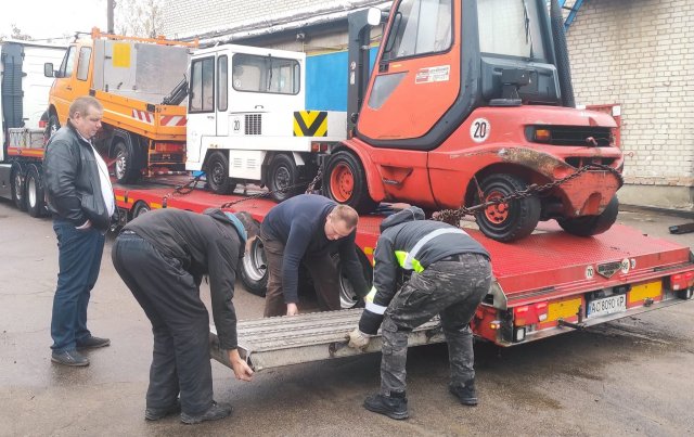 Житомирський водоканал отримав аварійну машину, навантажувач та тягач від благодійників