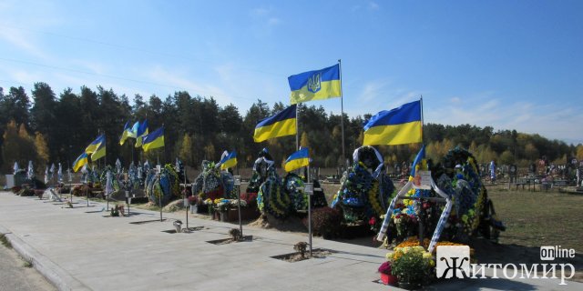 У Малині на кладовищі закінчили облаштовувати бетонну основу для встановлення пам’ятників полеглим Захисникам 