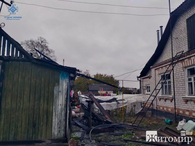 Через коротке замикання у Коростені горіла господарча будівля. ФОТО