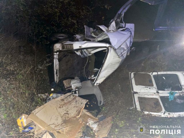 На трасі в Житомирській області Peugeot врізався у відбійник та з