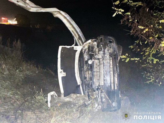 На трасі в Житомирській області Peugeot врізався у відбійник та з