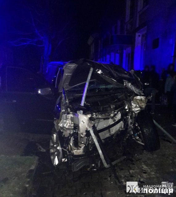 У місті Житомирської області Chevrolet врізався в житловий будинок, загинув водій. ФОТО
