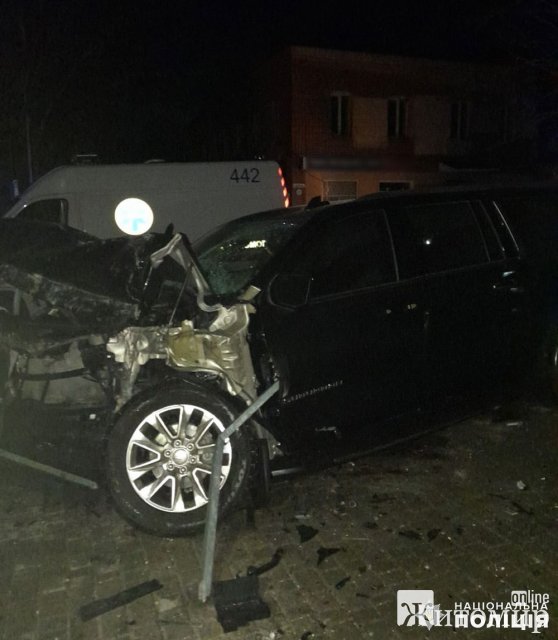 У місті Житомирської області Chevrolet врізався в житловий будинок, загинув водій. ФОТО