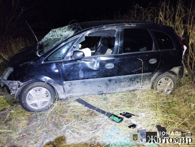 У Житомирській області Opel з'їхав у кювет та перекинувся: водійка загинула, пасажир травмований. ФОТО