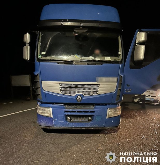 На Житомирщині водій вантажівки намагався відкупитись від поліцейських. ФОТО