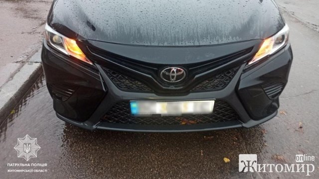 У Житомирі патрульні виявили автомобіль Toyota, водій якого покрив номера світловідбиваючою плівкою. ФОТО