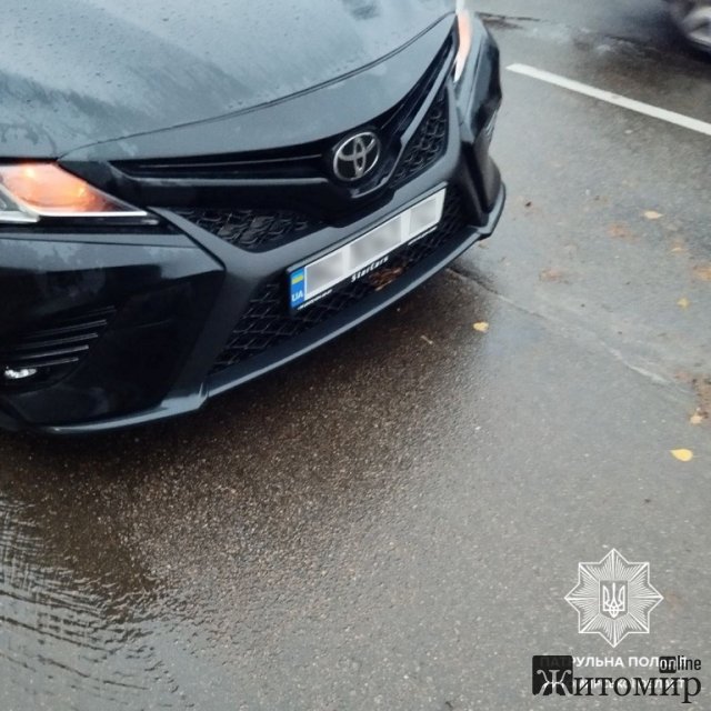 У Житомирі патрульні виявили автомобіль Toyota, водій якого покрив номера світловідбиваючою плівкою. ФОТО