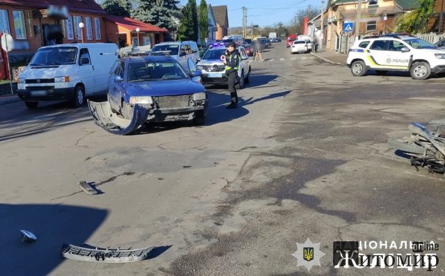 У місті на півночі Житомирщини зіштовхнулись Volkswagen та мотоцикліст, є потерпілий. ФОТО