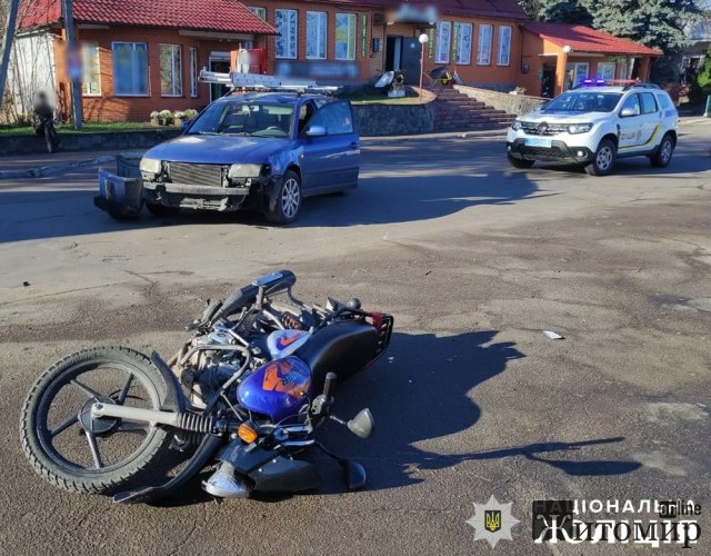 У місті на півночі Житомирщини зіштовхнулись Volkswagen та мотоцикліст, є потерпілий. ФОТО