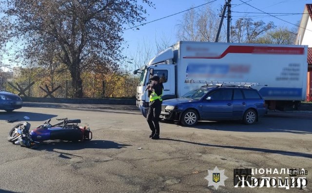 У місті на півночі Житомирщини зіштовхнулись Volkswagen та мотоцикліст, є потерпілий. ФОТО