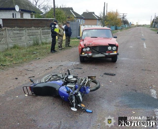 На Житомирщині ВАЗ зіштовхнувся з мотоциклом, є травмований. ФОТО