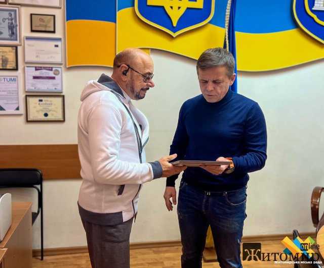 У Житомирі міський голова вручив подяку водію соціального авто міського територіального центру
