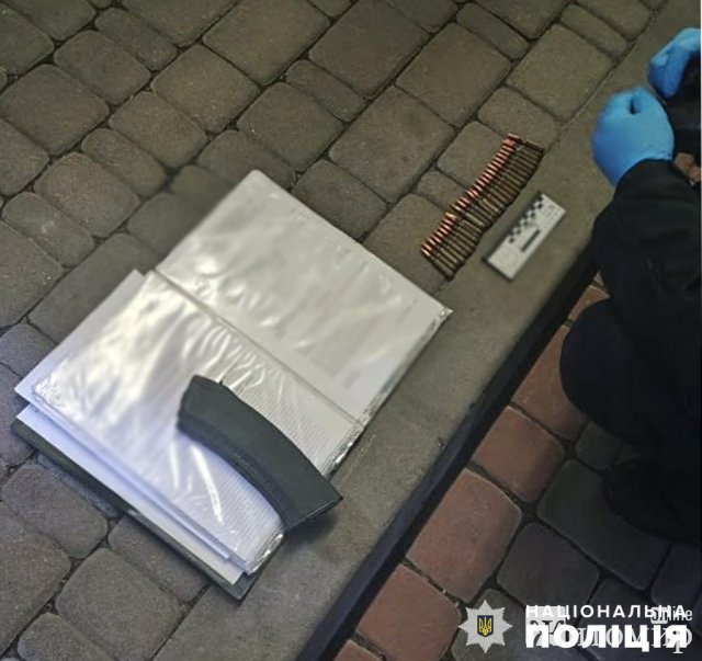 У Бердичеві патрульні виявили у чоловіка магазин з декількома десятками патронів. ФОТО