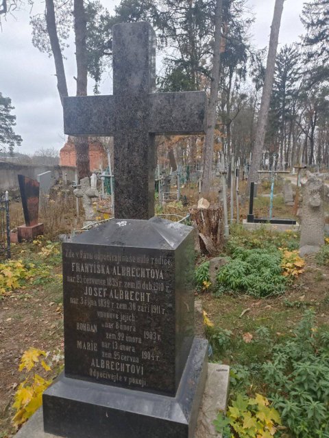 Екскурсії Римо-Католицьким кладовищем Житомира та розповіді про поховання людей. ФОТО