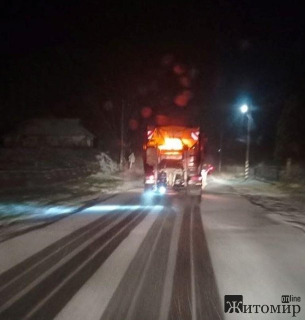 На дорогах Житомирщини вночі працювала спецтехніка: використали 1230 тонн протиожеледних матеріалів. ФОТО