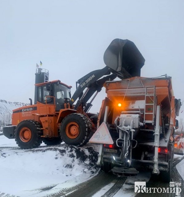На дорогах Житомирщини вночі працювала спецтехніка: використали 1230 тонн протиожеледних матеріалів. ФОТО
