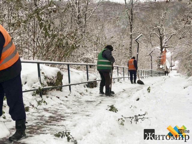 У Житомирі комунальники розчищають сніг на об’єктах благоустрою. ФОТО