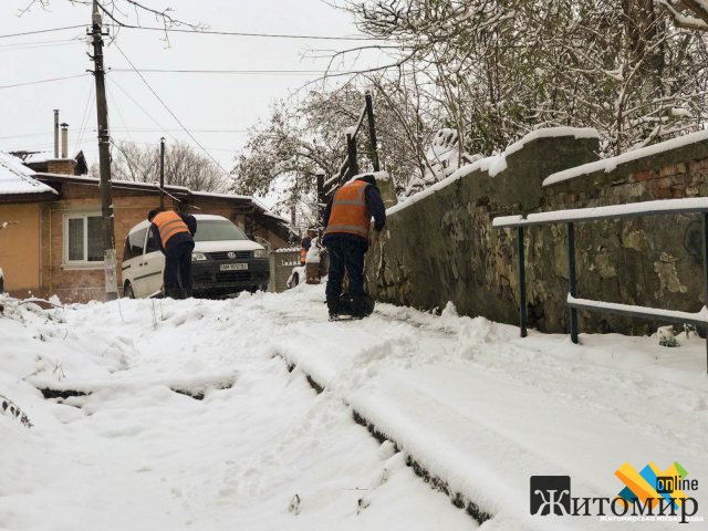 У Житомирі комунальники розчищають сніг на об’єктах благоустрою. ФОТО