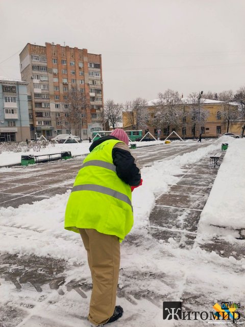 У Житомирі комунальники розчищають сніг на об’єктах благоустрою. ФОТО