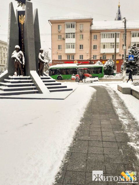 У Житомирі комунальники розчищають сніг на об’єктах благоустрою. ФОТО