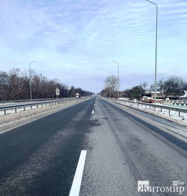За добу на Житомирщині працювали понад півтора десятка спецтехніки та 22 дорожники
