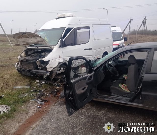 На території Коростишівської громади Daewoo виїхав на "зустрічку" та врізався в мікроавтобус: є травмовані. ФОТО