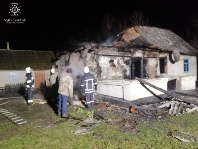 У Романівській громаді під час ліквідації пожежі рятувальники виявили тіло 56-річного чоловіка. ФОТО