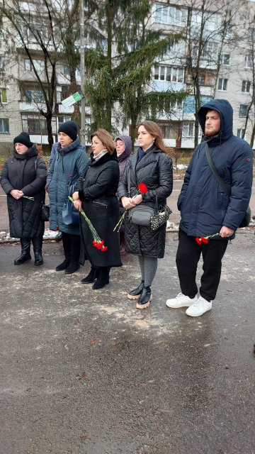 У селищі Новогуйвинське відбувся траурний мітинг та покладання квітів до пам’ятника жертвам Голодомору