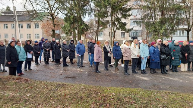 У селищі Новогуйвинське відбувся траурний мітинг та покладання квітів до пам’ятника жертвам Голодомору